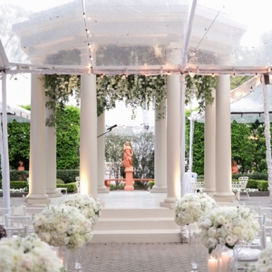 st charles avenue wedding new orleans louisiana elms mansion ceremony aisle decor of large and medium white and ivory floral arrangements with garden roses, white hydrangea, ivory majolica spray roses, white polo roses by kim starr wise wedding and event florist