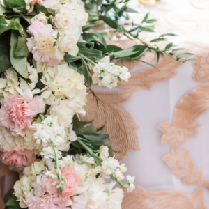 new-orleans-southern-plantation-wedding-floral-arrangements-kim-starr-wise-040117-wedding-reception-florals-table-runner