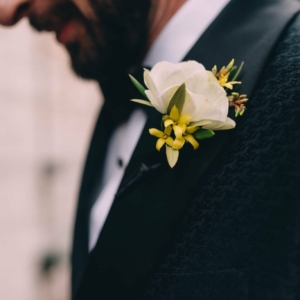 new-orleans-wedding-floral-arrangements-kim-starr-wise-031117-white-anemone-boutonnieres