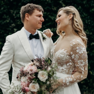 wild and asymmetrical florals for new orleans winter wedding event florist kim starr wise